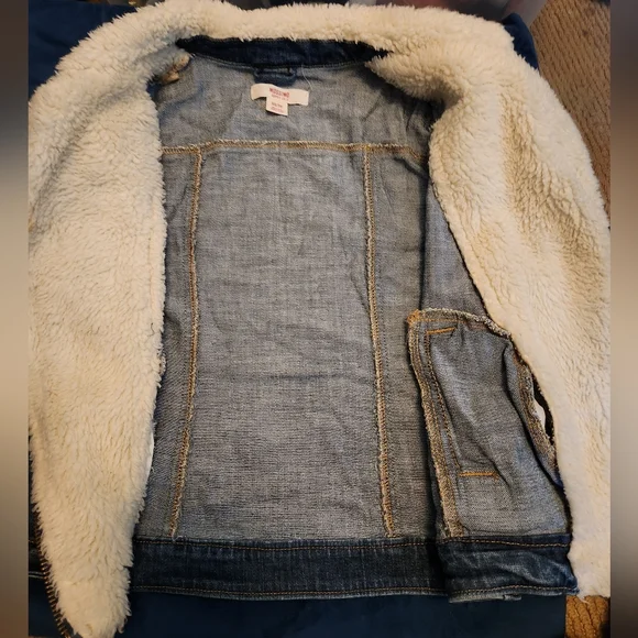 Jean jacket size xs with faux fur. - Picture 3 of 11